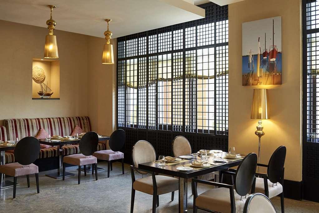 Safir Fintas Hotel Kuwait Кувейт Удобства фото The restaurant