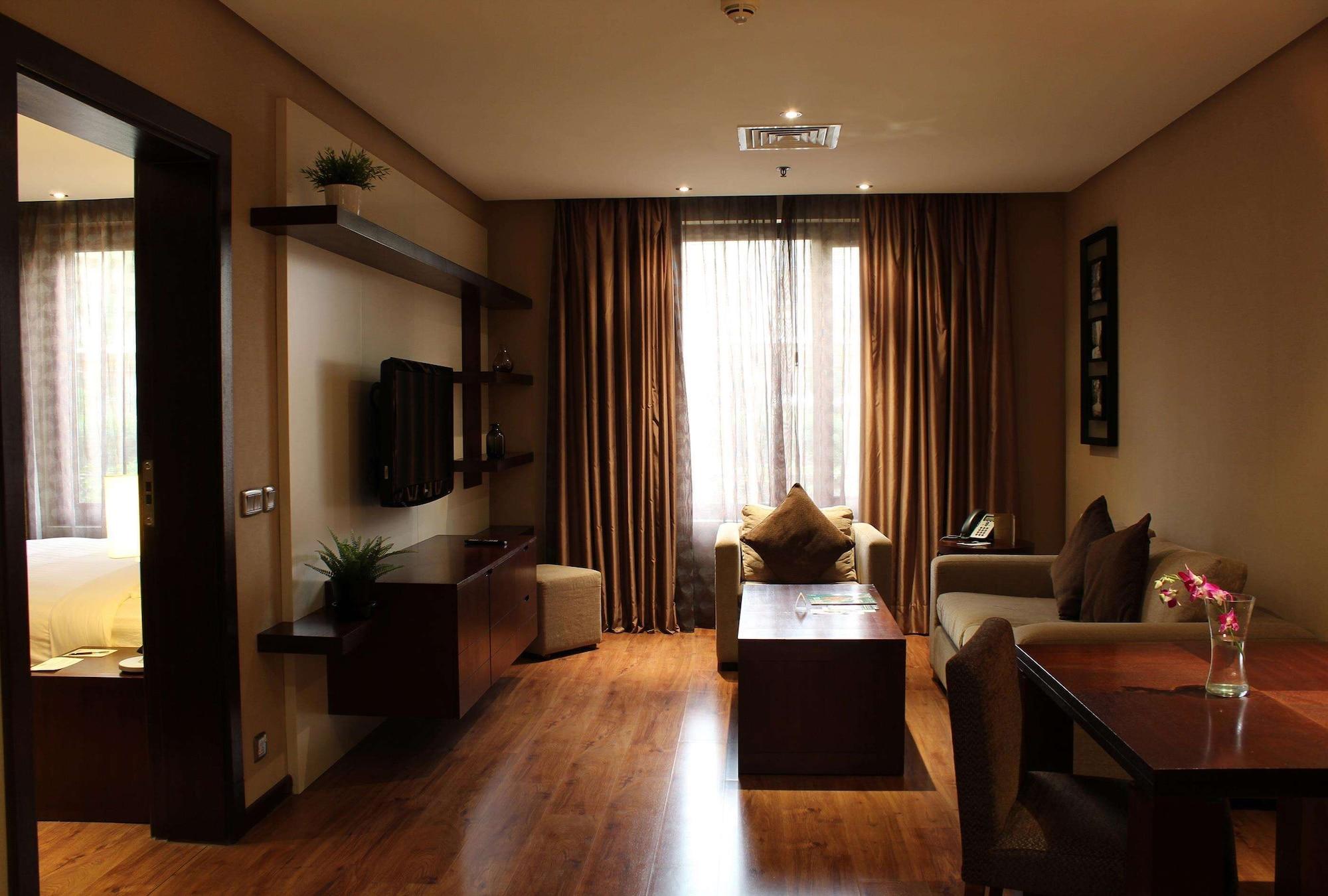 Safir Fintas Hotel Kuwait Кувейт Экстерьер фото A suite at the hotel