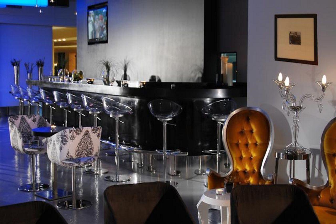 Safir Fintas Hotel Kuwait Кувейт Ресторан фото The bar at the 1001 nights lounge
