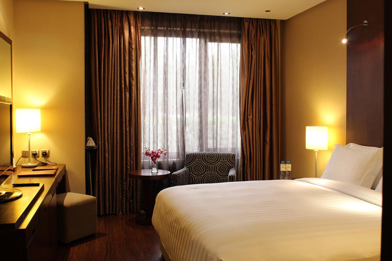 Safir Fintas Hotel Kuwait Кувейт Экстерьер фото A room at the hotel