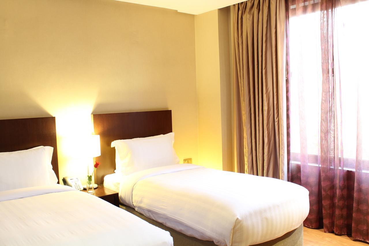Safir Fintas Hotel Kuwait Кувейт Экстерьер фото A typical room at the hotel