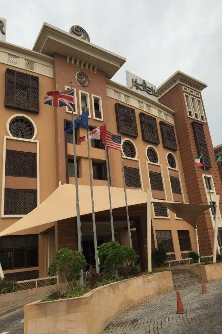 Safir Fintas Hotel Kuwait Кувейт Экстерьер фото The school's main building