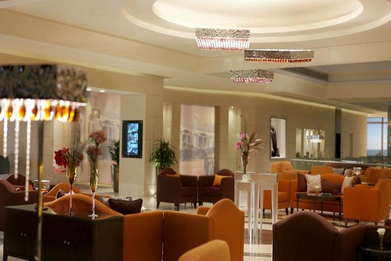 Safir Fintas Hotel Kuwait Кувейт Интерьер фото The lounge at the airport